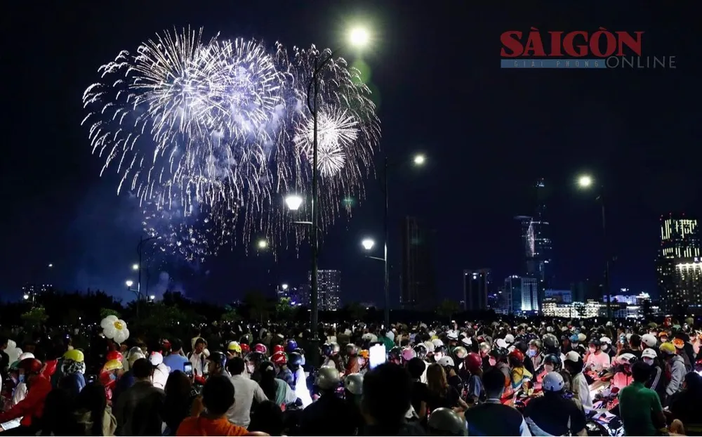 Rất đông người dân, du khách thưởng lãm pháo hoa Rất đông người dân, du khách thưởng lãm pháo hoa