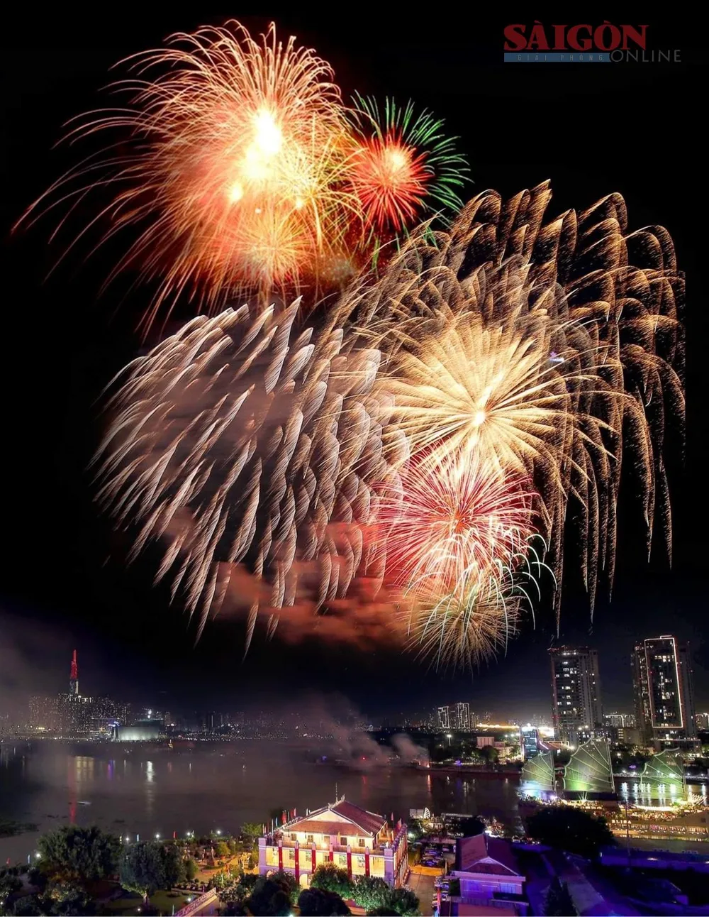 Lung linh pháo hoa tầm cao Lung linh pháo hoa tầm cao