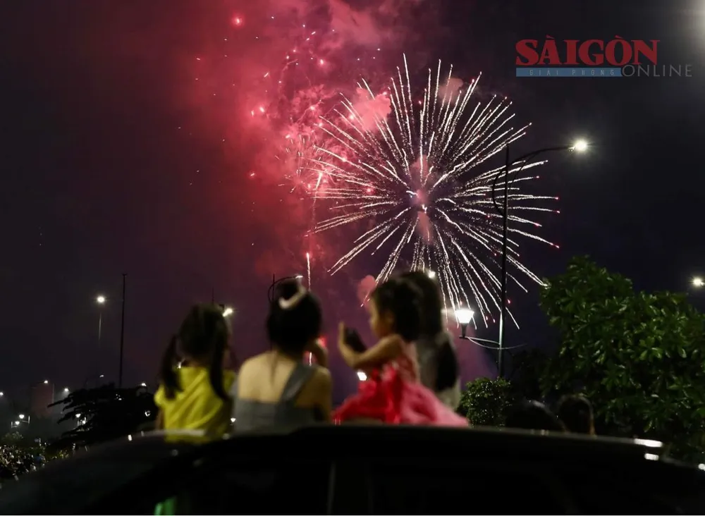 Nhiều em nhỏ thích thú xem pháo hoa Nhiều em nhỏ thích thú xem pháo hoa