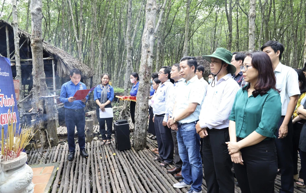 Buổi sinh hoạt ngoại khóa tại Di tích lịch sử chiến khu Rừng Sác Cần Giờ của các cán bộ lãnh đạo, quản lý trẻ quận 7, TPHCM 