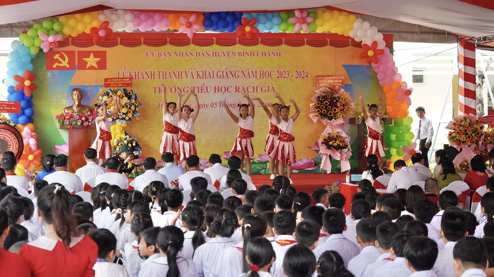 Học sinh Trường Tiểu học Rạch Già (huyện Bình Chánh, TPHCM) trong ngày khánh thành trường và khai giảng năm học mới 2023-2024. Ảnh: HOÀNG HÙNG