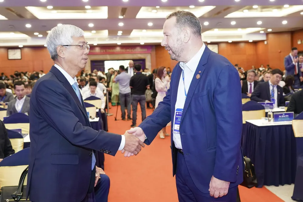 Lãnh đạo TPHCM chào mừng các đại biểu trong nước và quốc tế tham dự HEF 2023. Ảnh: HOÀNG HÙNG