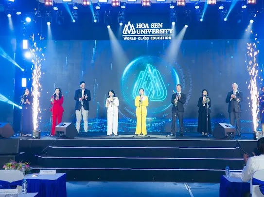 Giảng viên dùng 9 thứ tiếng để giới thiệu về triết lý giáo dục của nhà trường Giảng viên dùng 9 thứ tiếng để giới thiệu về triết lý giáo dục của nhà trường