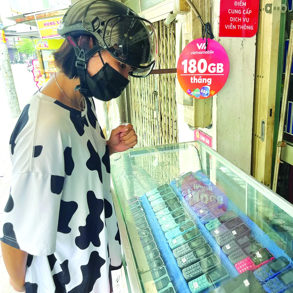 Cửa hàng bán điện thoại ở quận 7, TPHCM. Ảnh: HOÀNG HÙNG