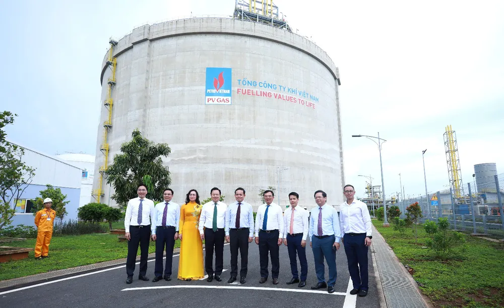 Phó Thủ tướng Trần Lưu Quang cùng các đại biểu tham quan Kho LNG 1 MMTPA Thị Vải Phó Thủ tướng Trần Lưu Quang cùng các đại biểu tham quan Kho LNG 1 MMTPA Thị Vải