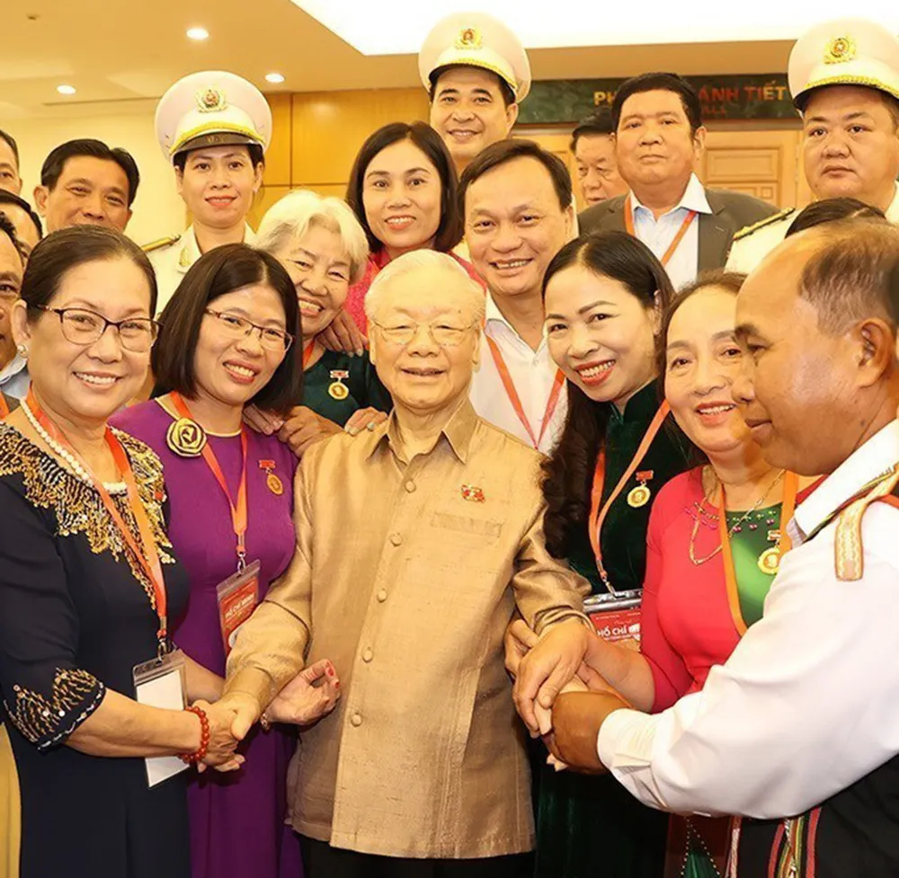Tổng Bí thư Nguyễn Phú Trọng với đại biểu điển hình tiêu biểu toàn quốc về &quot;Học tập và làm theo tư tưởng, đạo đức, phong cách Hồ Chí Minh năm 2023&quot;. Ảnh: TTXVN