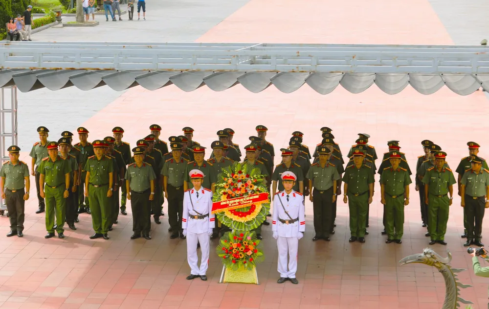 Tại những địa chỉ lịch sử, các cán bộ, chiến sĩ tiêu biểu của Công an TPHCM thành kính dâng hoa dâng hương, tri ân những anh hùng liệt sĩ đã hy sinh vì Tổ quốc Tại những địa chỉ lịch sử, các cán bộ, chiến sĩ tiêu biểu của Công an TPHCM thành kính dâng hoa dâng hương, tri ân những anh hùng liệt sĩ đã hy sinh vì Tổ quốc