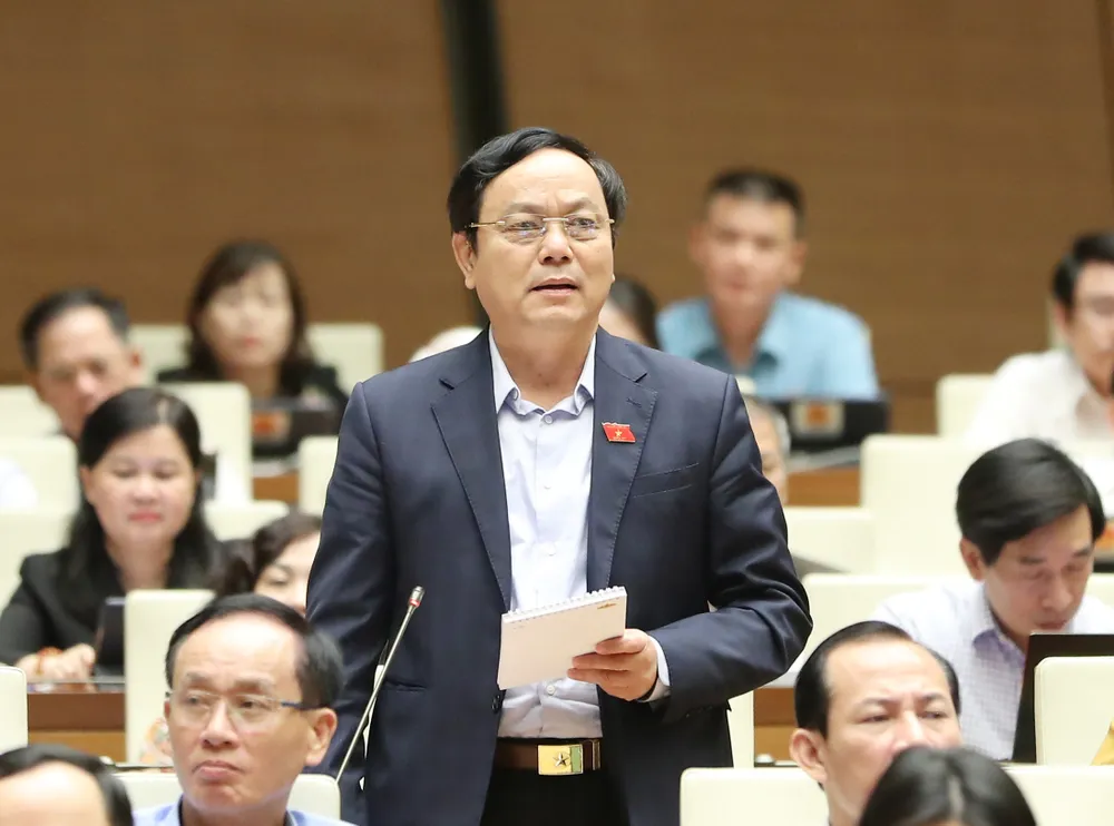 Đại biểu Hoàng Đức Thắng (Quảng Trị) chất vấn. Ảnh: QUANG PHÚC Đại biểu Hoàng Đức Thắng (Quảng Trị) chất vấn. Ảnh: QUANG PHÚC