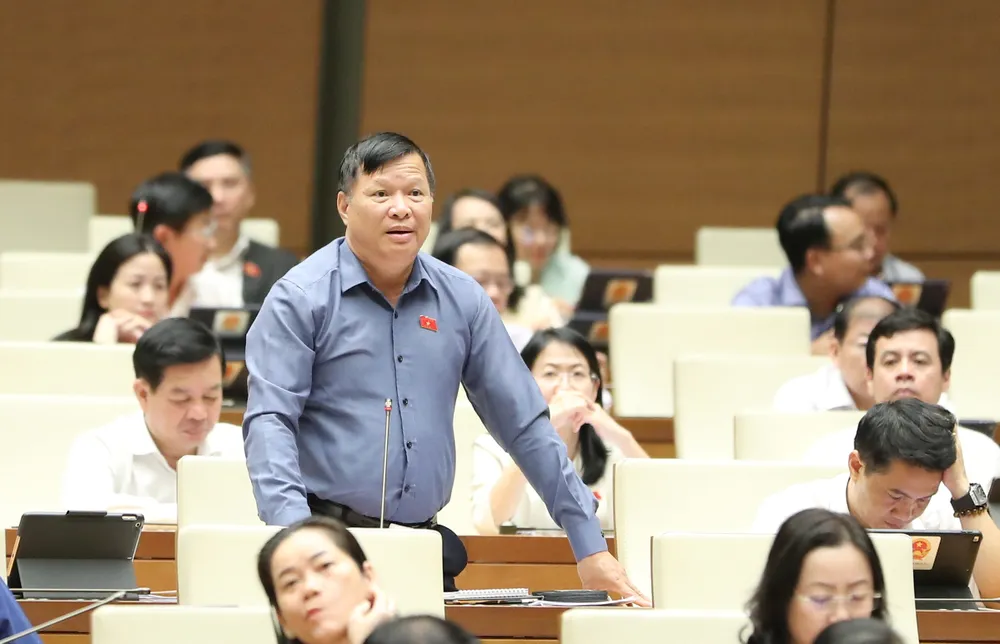 “Chỉ cần trả lời là có hay không phù hợp nhưng Bộ trưởng lại trả lời về tiêu chí để xây dựng đường. Trả lời vậy là chưa phù hợp. Hiện nay, chúng ta đang tiếp tục đầu tư để tiến hành đầu tư xây dựng làn đường cho đỗ xe khẩn cấp là sự lãng phí. Trong các cuộc thảo luận tại hội trường, đối với các tuyến đường đầu tư về giao thông mà không có làn cho xe dừng khẩn cấp thì các ĐB đã có ý kiến nhưng không được tiếp thu. Đến nay, chúng ta lại tiến hành đầu tư về làn đường khẩn cấp thì là rất lãng phí trong đầu tư”, ĐB Trần Văn Tiến (Vĩnh Phúc) nêu. “Chỉ cần trả lời là có hay không phù hợp nhưng Bộ trưởng lại trả lời về tiêu chí để xây dựng đường. Trả lời vậy là chưa phù hợp. Hiện nay, chúng ta đang tiếp tục đầu tư để tiến hành đầu tư xây dựng làn đường cho đỗ xe khẩn cấp là sự lãng phí. Trong các cuộc thảo luận tại hội trường, đối với các tuyến đường đầu tư về giao thông mà không có làn cho xe dừng khẩn cấp thì các ĐB đã có ý kiến nhưng không được tiếp thu. Đến nay, chúng ta lại tiến hành đầu tư về làn đường khẩn cấp thì là rất lãng phí trong đầu tư”, ĐB Trần Văn Tiến (Vĩnh Phúc) nêu.