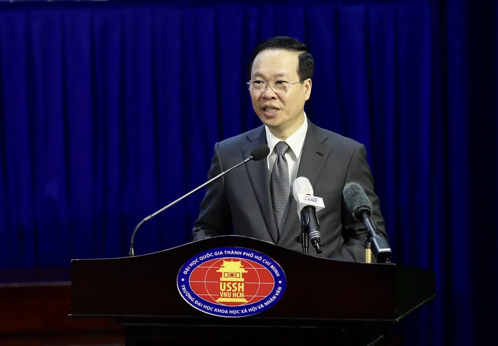 Chủ tịch nước Võ Văn Thưởng có nhiều chia sẻ tâm huyết với tập thể cán bộ sư phạm và sinh viên Trường ĐH KHXH&amp;NV. Ảnh: DŨNG PHƯƠNG