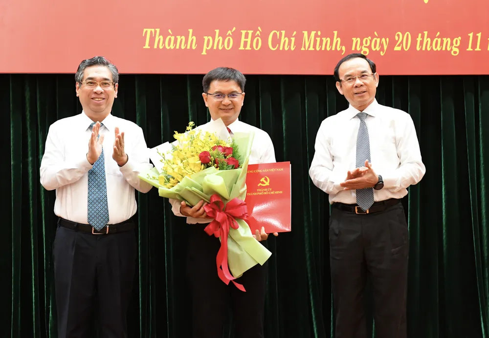 Bí thư Thành uỷ TPHCM Nguyễn Văn Nên và Phó Bí thư Thành uỷ TPHCM Nguyễn Phước Lộc trao quyết định và tặng hoa chúc mừng đồng chí Nguyễn Mạnh Cường. Ảnh: VIỆT DŨNG Bí thư Thành uỷ TPHCM Nguyễn Văn Nên và Phó Bí thư Thành uỷ TPHCM Nguyễn Phước Lộc trao quyết định và tặng hoa chúc mừng đồng chí Nguyễn Mạnh Cường. Ảnh: VIỆT DŨNG