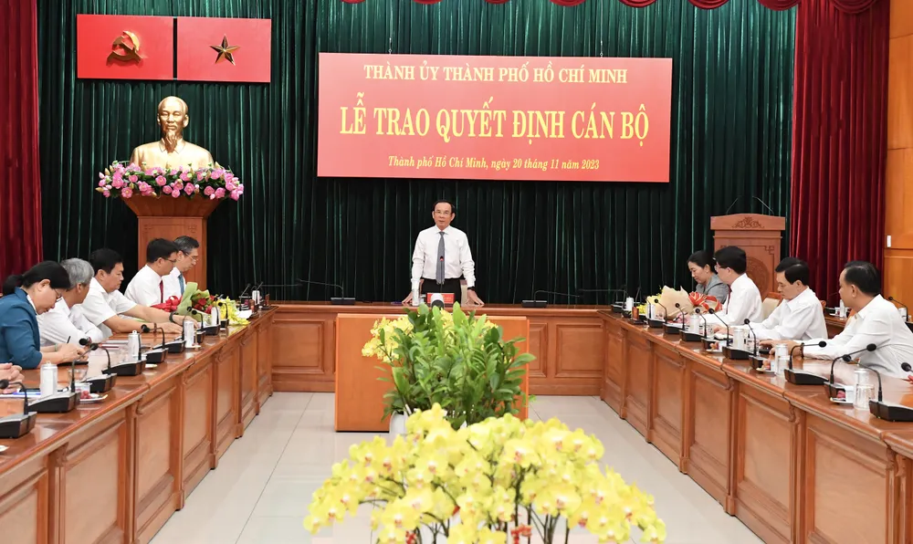 Bí thư Thành ủy TPHCM Nguyễn Văn Nên tại lễ trao quyết định cán bộ chiều 20-11. Ảnh: VIỆT DŨNG Bí thư Thành ủy TPHCM Nguyễn Văn Nên tại lễ trao quyết định cán bộ chiều 20-11. Ảnh: VIỆT DŨNG