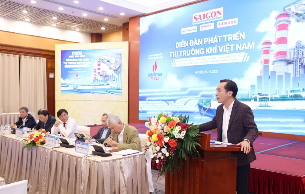 Phó Tổng giám đốc Tổng công ty Khí Việt Nam Huỳnh Quang Hải trình bày tham luận tại diễn đàn. Ảnh: QUANG PHÚC Phó Tổng giám đốc Tổng công ty Khí Việt Nam Huỳnh Quang Hải trình bày tham luận tại diễn đàn. Ảnh: QUANG PHÚC
