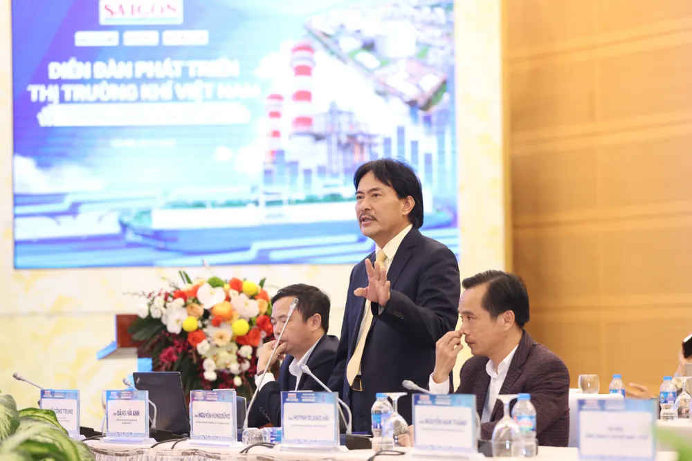 Ông Nguyễn Hùng Dũng, Phó chủ tịch kiêm Tổng thư ký Hội Dầu khí Việt Nam nếu ý kiến thảo luận tại diễn đàn. Ảnh: QUANG PHÚC Ông Nguyễn Hùng Dũng, Phó chủ tịch kiêm Tổng thư ký Hội Dầu khí Việt Nam nếu ý kiến thảo luận tại diễn đàn. Ảnh: QUANG PHÚC