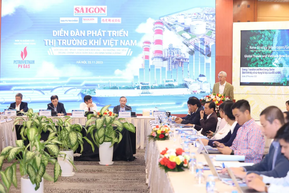 Ông Nguyễn Đức Kiên trình bày tham luận về “Năng lượng mới - Xu hướng toàn cầu và tình huống Việt Nam”. Ảnh: QUANG PHÚC Ông Nguyễn Đức Kiên trình bày tham luận về “Năng lượng mới - Xu hướng toàn cầu và tình huống Việt Nam”. Ảnh: QUANG PHÚC