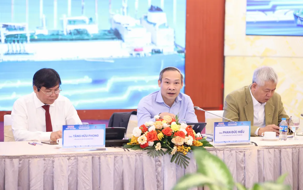 Ông Phan Đức Hiếu (giữa), Ủy viên Thường trực Ủy ban Kinh tế của Quốc hội. Ảnh: QUANG PHÚC Ông Phan Đức Hiếu (giữa), Ủy viên Thường trực Ủy ban Kinh tế của Quốc hội. Ảnh: QUANG PHÚC