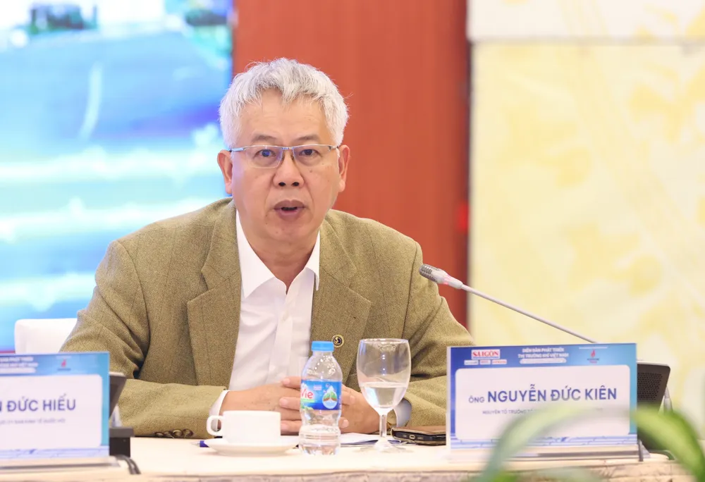 Ông Nguyễn Đức Kiên, nguyên Tổ trưởng Tổ Tư vấn kinh tế của Thủ tướng: "Quan điểm phát triển trung tâm nhập khí, chuyển khí, trước mắt chúng ta chọn 1, 2 doanh nghiệp làm, tiến hành kiểm toán, cổ phần hóa theo cơ chế thị trường để minh bạch. Chúng ta cần chuyển đổi nhận thức xã hội đối với thị trường bán lẻ điện. Hiện chúng ta đang đồng nhất EVN với ngành năng lượng. Khi xảy ra vấn đề về điện, dư luận chỉ tập trung vào trách nhiệm của EVN, trong khi trách nhiệm là của cả ngành năng lượng với trách nhiệm là nguồn cung. Về giải pháp căn cơ, sắp tới các cơ quan quản lý Nhà nước sẽ thực hiện các kế hoạch đảm bảo an ninh năng lượng theo nghị quyết Quốc hội". Ông Nguyễn Đức Kiên, nguyên Tổ trưởng Tổ Tư vấn kinh tế của Thủ tướng: "Quan điểm phát triển trung tâm nhập khí, chuyển khí, trước mắt chúng ta chọn 1, 2 doanh nghiệp làm, tiến hành kiểm toán, cổ phần hóa theo cơ chế thị trường để minh bạch. Chúng ta cần chuyển đổi nhận thức xã hội đối với thị trường bán lẻ điện. Hiện chúng ta đang đồng nhất EVN với ngành năng lượng. Khi xảy ra vấn đề về điện, dư luận chỉ tập trung vào trách nhiệm của EVN, trong khi trách nhiệm là của cả ngành năng lượng với trách nhiệm là nguồn cung. Về giải pháp căn cơ, sắp tới các cơ quan quản lý Nhà nước sẽ thực hiện các kế hoạch đảm bảo an ninh năng lượng theo nghị quyết Quốc hội".