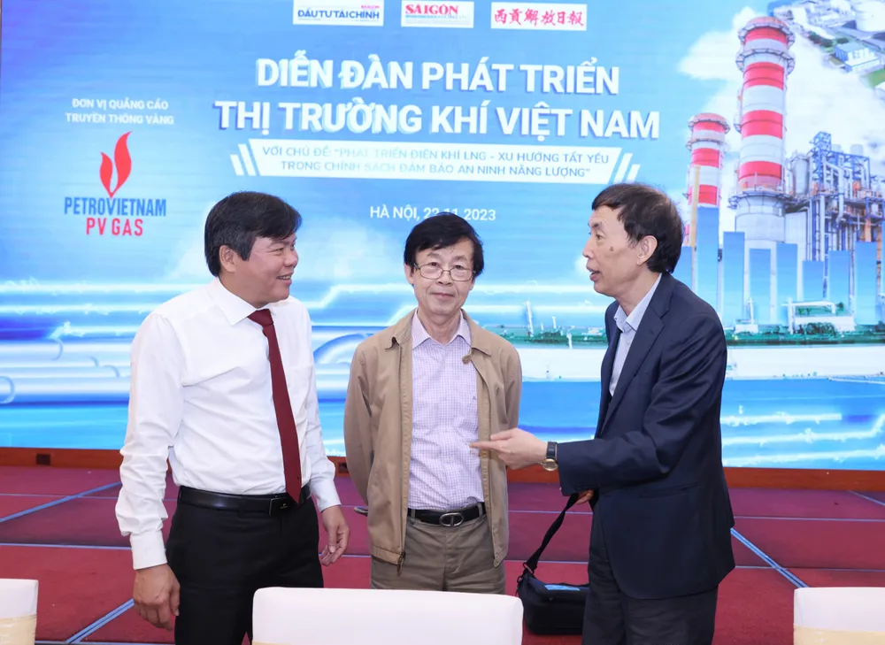 Tổng Biên tập Báo Sài Gòn Giải Phóng Tăng Hữu Phong trao đổi cùng các đại biểu tham dự diễn đàn. Ảnh: QUANG PHÚC Tổng Biên tập Báo Sài Gòn Giải Phóng Tăng Hữu Phong trao đổi cùng các đại biểu tham dự diễn đàn. Ảnh: QUANG PHÚC