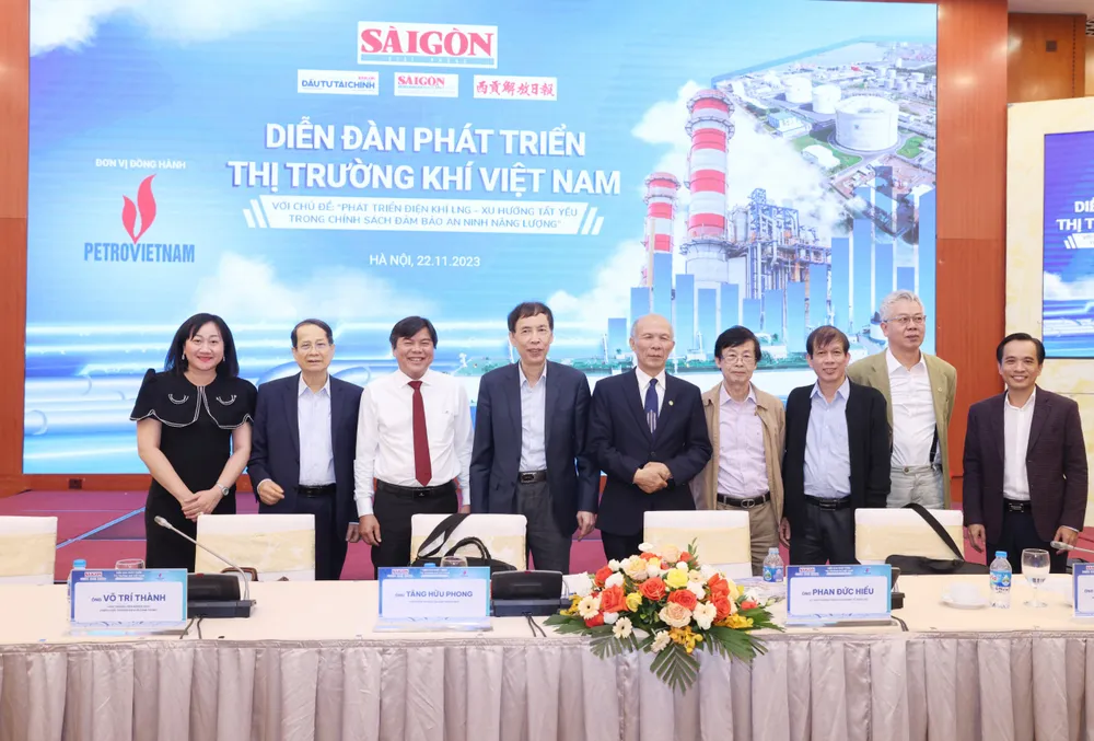 Ban tổ chức diễn đàn chụp ảnh lưu niệm cùng các nhà quản lý, chuyên gia kinh tế, doanh nghiệp... tham dự diễn đàn. Ảnh: QUANG PHÚC Ban tổ chức diễn đàn chụp ảnh lưu niệm cùng các nhà quản lý, chuyên gia kinh tế, doanh nghiệp... tham dự diễn đàn. Ảnh: QUANG PHÚC