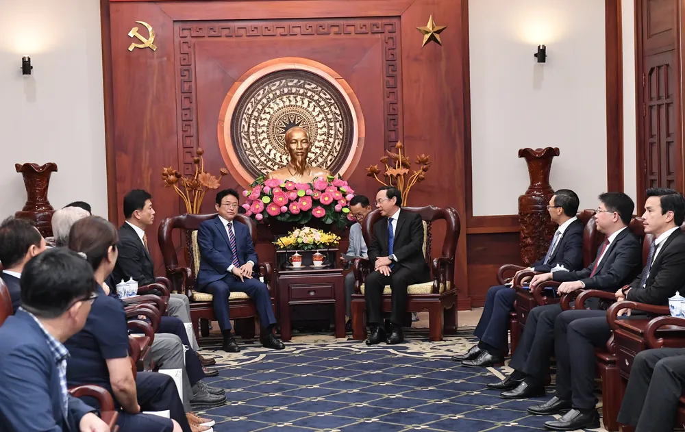 Bí thư Thành uỷ TPHCM Nguyễn Văn Nên tiếp ông Lee Cheol Woo, Tỉnh trưởng tỉnh Gyeongsangbuk, Hàn Quốc. Ảnh:VIỆT DŨNG