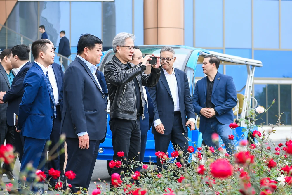 Bộ trưởng Bộ KH-ĐT Nguyễn Chí Dũng và Chủ tịch Tập đoàn Nvidia Jensen Huang tham quan NIC Hòa Lạc tmh-5469-9398.jpg