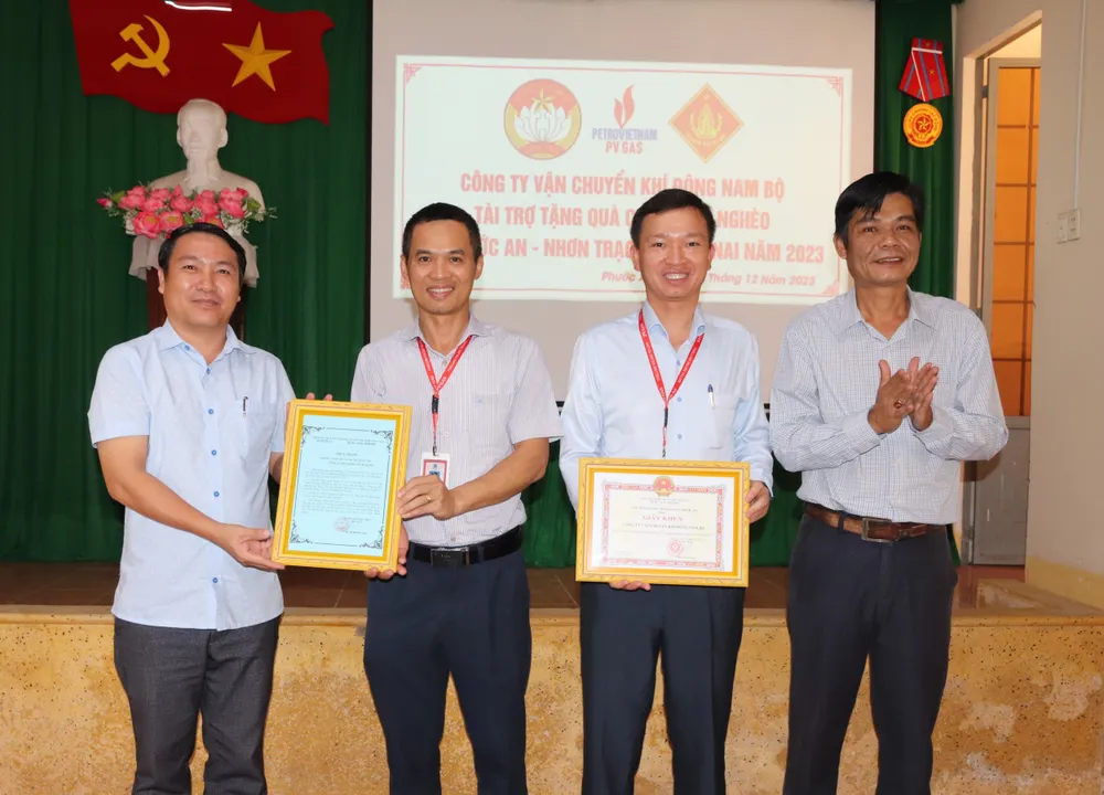 KĐN trao tặng quà tại xã Phước Khánh, huyện Nhơn Trạch, tỉnh Đồng Nai