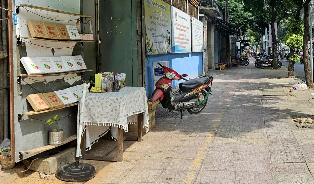 Vỉa hè đường Nguyễn Đình Chiểu, quận 3 được kẻ vạch để người dân sử dụng tạm. Ảnh: NGÔ BÌNH j4c-4356.jpg