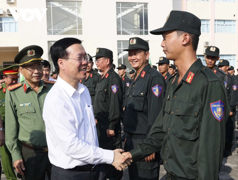 Chủ tịch nước Võ Văn Thưởng thăm hỏi, động viên cán bộ, chiến sĩ lực lượng Cảnh sát cơ động. Ảnh: VOV chu-tich-nuoc-vo-van-thuong-tham-hoi-dong-vien-can-bo-chien-si-luc-luong-canh-sat-co-dong-2552.jpg