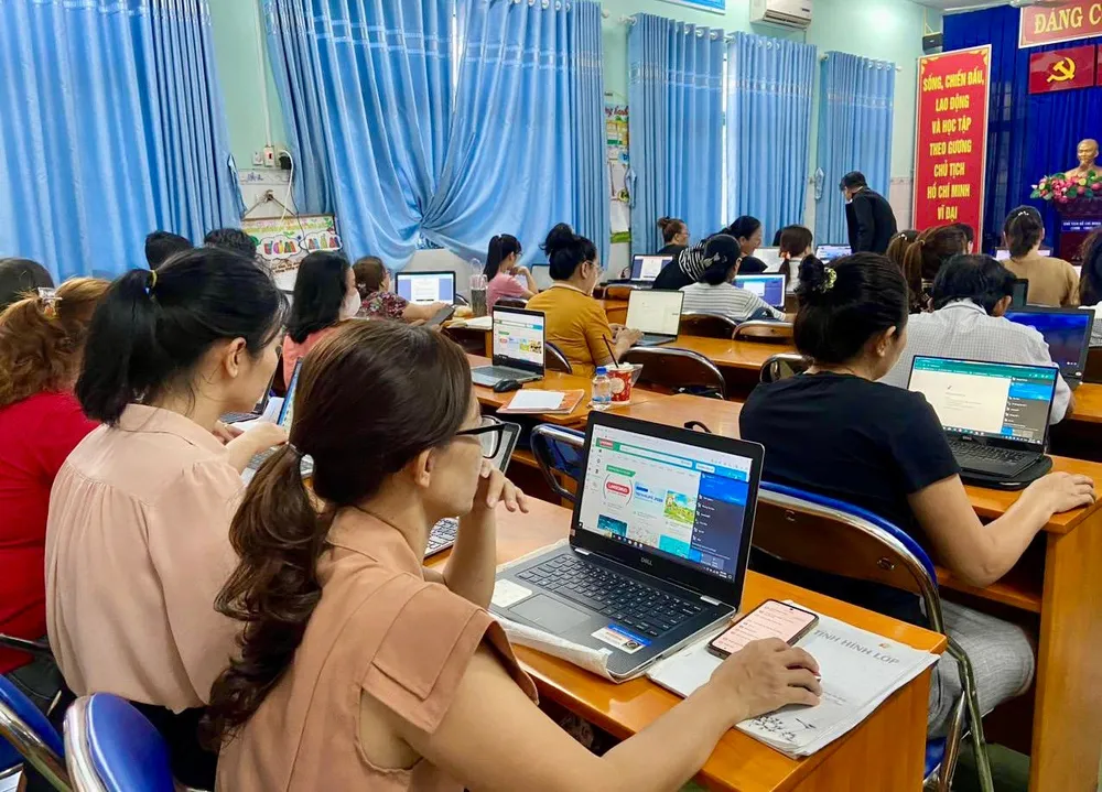 Giáo viên các cấp được tập huấn về cách sử dụng trí tuệ nhân tạo và học liệu số Picture2.png