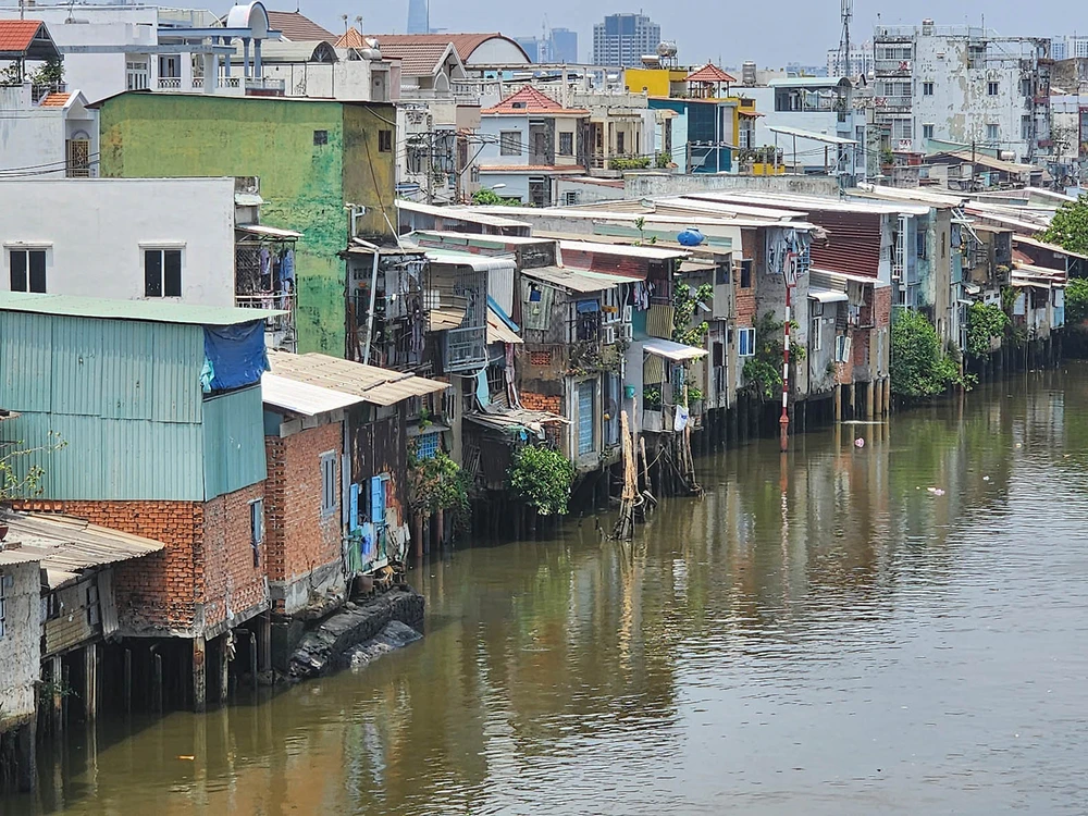 Trên và ven kênh Đôi (quận 8, TPHCM) có hàng ngàn căn nhà ọp ẹp, không đảm bảo an toàn