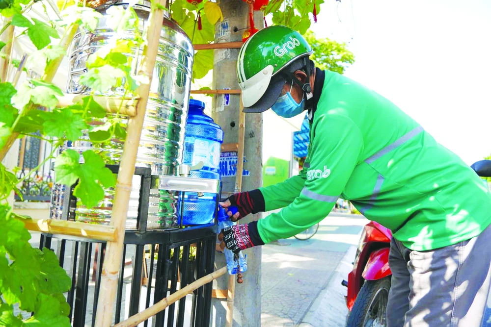 Một điểm uống nước miễn phí trên đường Nguyễn Thị Minh Khai (quận 1, TPHCM). Ảnh: MINH NGHIÊM 