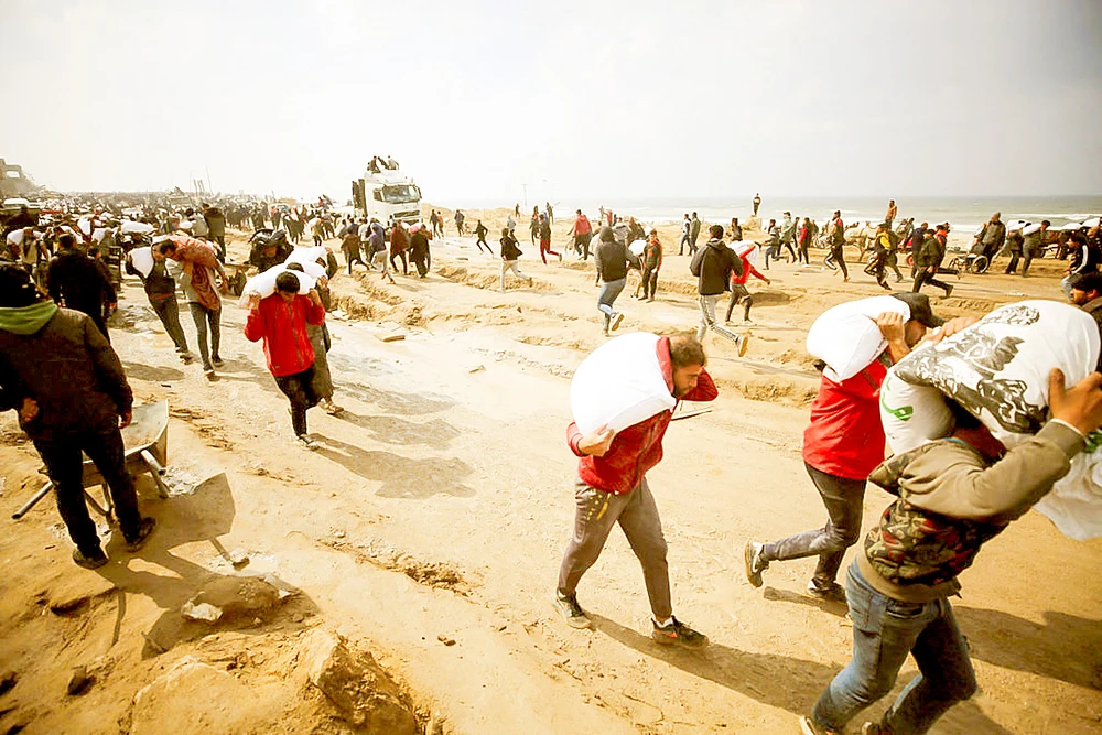 Chuyển hàng viện trợ vào Dải Gaza. Ảnh: REUTERS