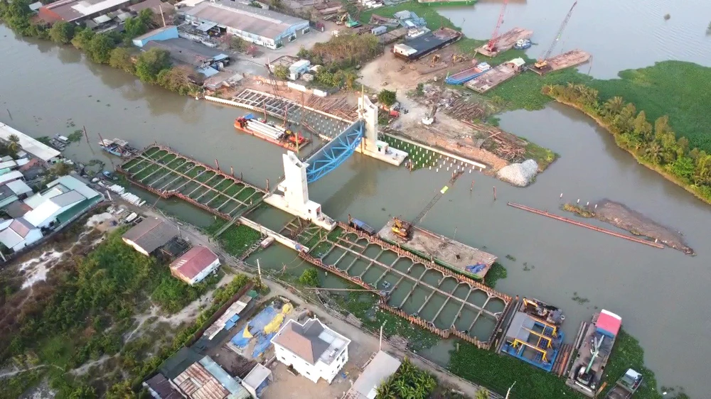 Mở lại cống âu Nguyễn Tấn Thành (tỉnh Tiền Giang)