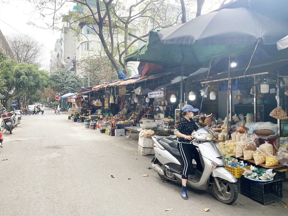 Khu đất C2 được trưng dụng làm khu chợ tạm, chợ cóc