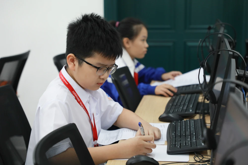 Thí sinh sử dụng các công cụ AI để sáng tạo nghệ thuật 2G1A8318.jpg