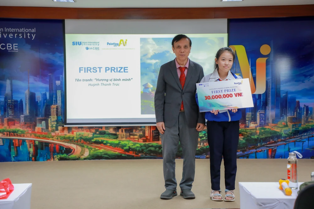GS.TSKH Hoàng Văn Kiếm trao giải Nhất cho thí sinh Huỳnh Thanh Trúc, Trường THCS Ka Đô (Lâm Đồng) Huỳnh Thanh Trúc - Giải Nhất Bảng B .jpg