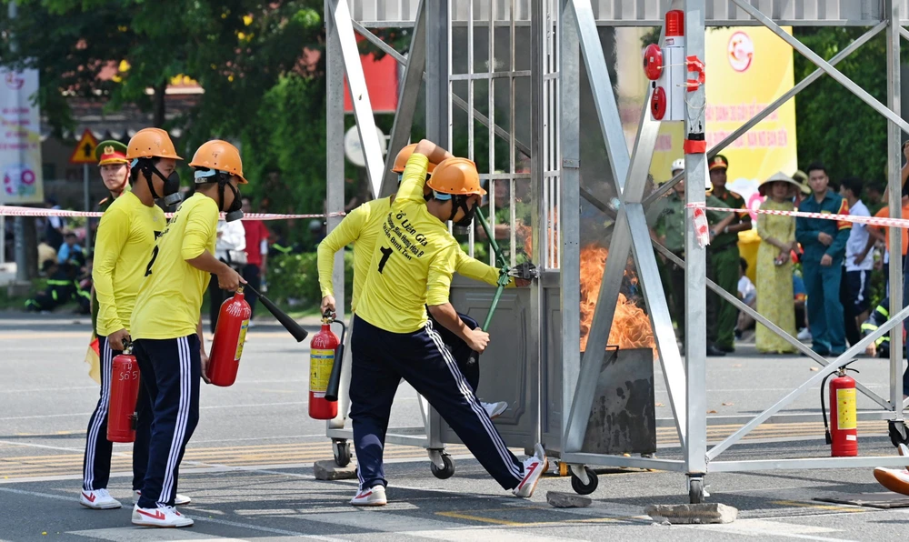  Các đội tham gia hội thi nghiệp vụ chữa cháy, cứu nạn, cứu hộ “tổ liên gia an toàn PCCC” cấp thành phố năm 2024