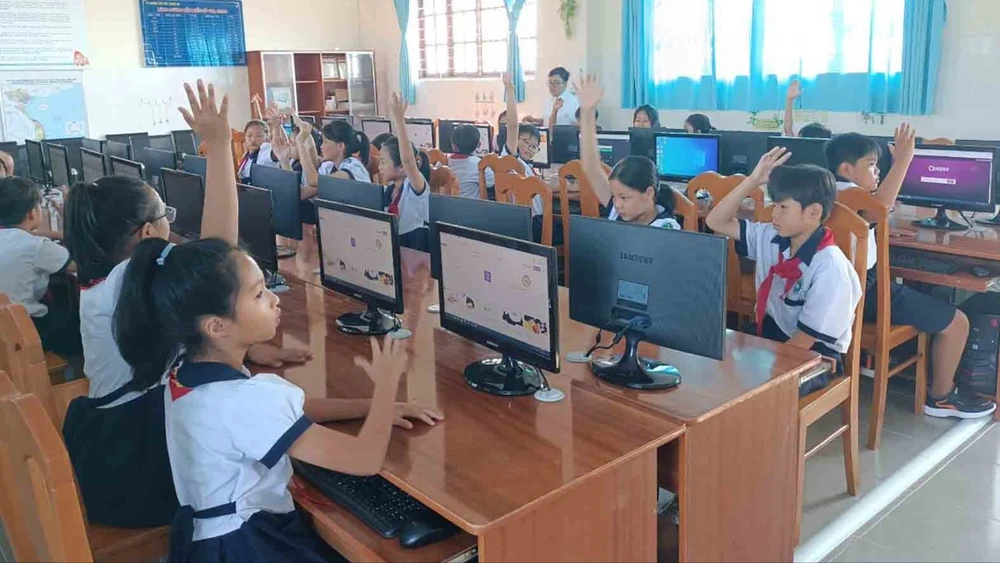 Học sinh Trường Tiểu học Thạnh An (huyện Cần Giờ, TPHCM) trong một tiết học ứng dụng chuyển đổi số. Ảnh: THU TÂM