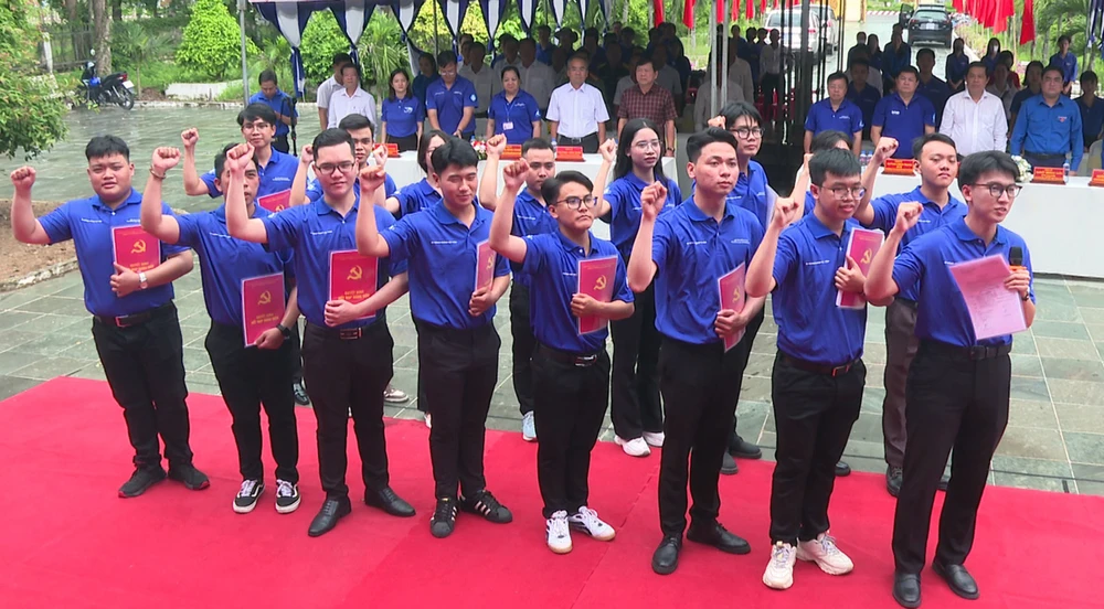 16 đoàn viên ưu tú Trường Đại học Bách khoa (Đại học Quốc gia TPHCM) tuyên thệ dưới cờ Đảng. Ảnh: TÍN HUY