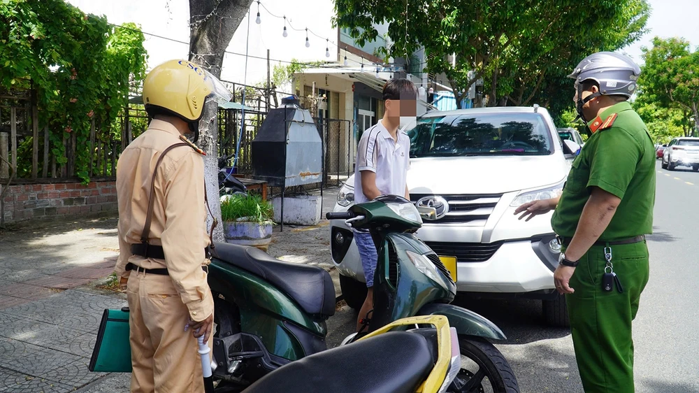 Tổ tuần tra của phường Hòa Cường Bắc (quận Hải Châu, TP Đà Nẵng) phát hiện một thanh thiếu niên đi xe máy lạng lách, không đội nón bảo hiểm