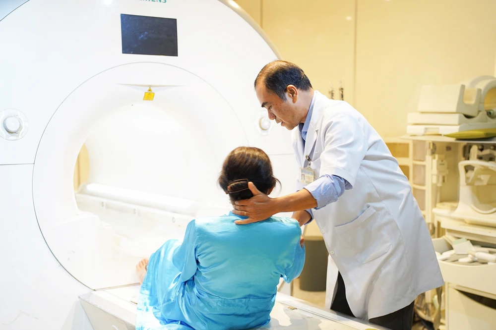 Kỹ thuật viên khoa Chẩn đoán hình ảnh Bệnh viện Chợ Rẫy hỗ trợ bệnh nhân chụp MRI kiểm tra sức khỏe