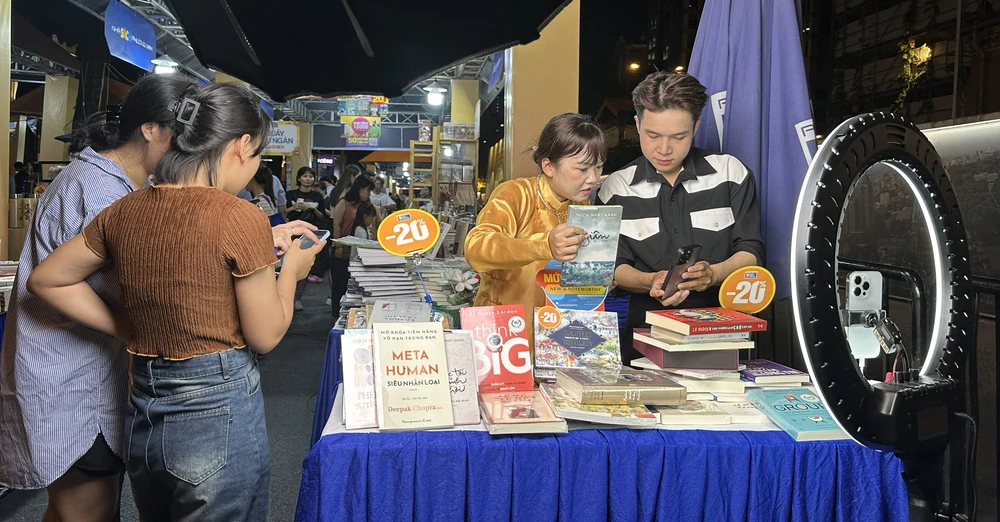 Một buổi livestream bán sách của Phương Nam Book X6a.jpg