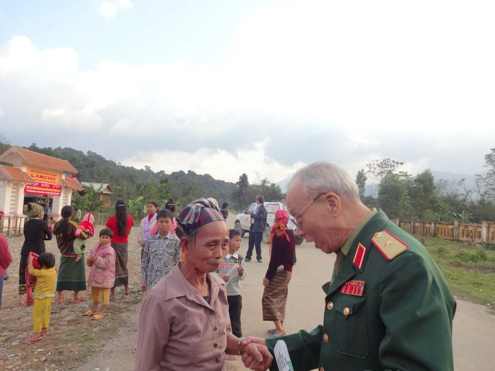 Thiếu tướng Phan Khắc Hy cùng người dân ở Làng Ho trong ngày khánh thành ngôi làng mới do chương trình Nghĩa tình Trường Sơn xây dựng