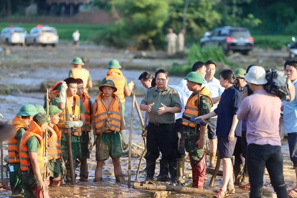 Thủ tướng Phạm Minh Chính động viên, thăm hỏi các lực lượng cứu nạn cứu hộ tại Làng Nủ 