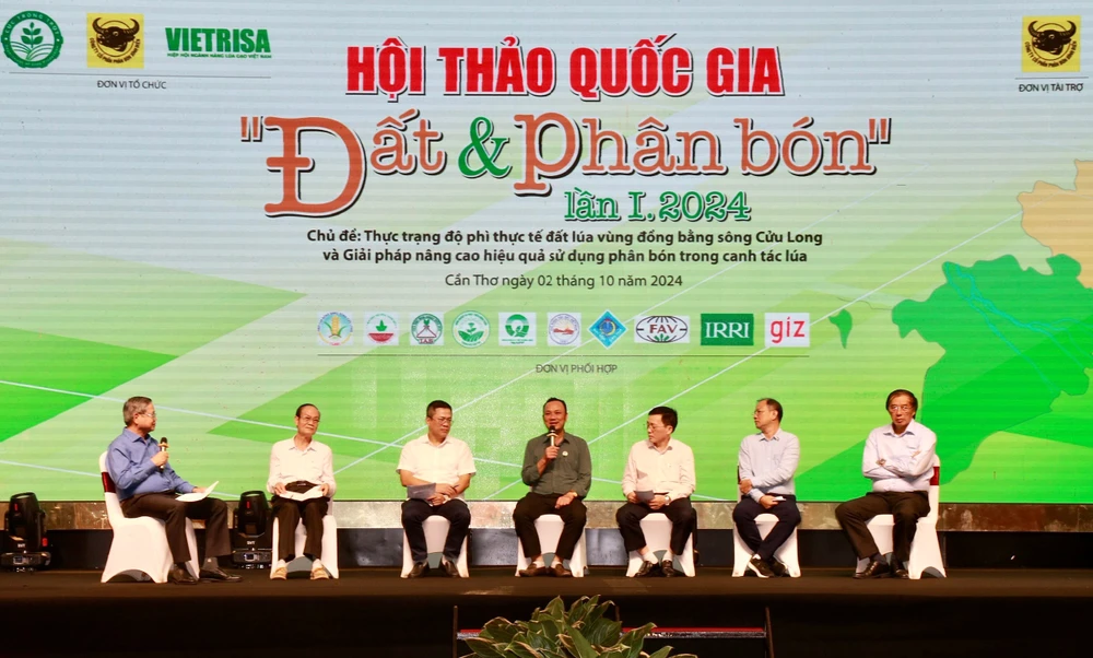 Các nhà khoa học tham dự diễn đàn tại hội thảo