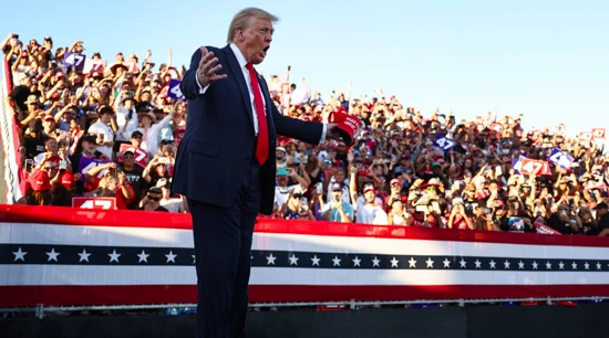 Cựu Tổng thống Donald Trump bước lên sân khấu vận động tranh cử ở Coachella, California, ngày 12/10. Ảnh: Getty Images