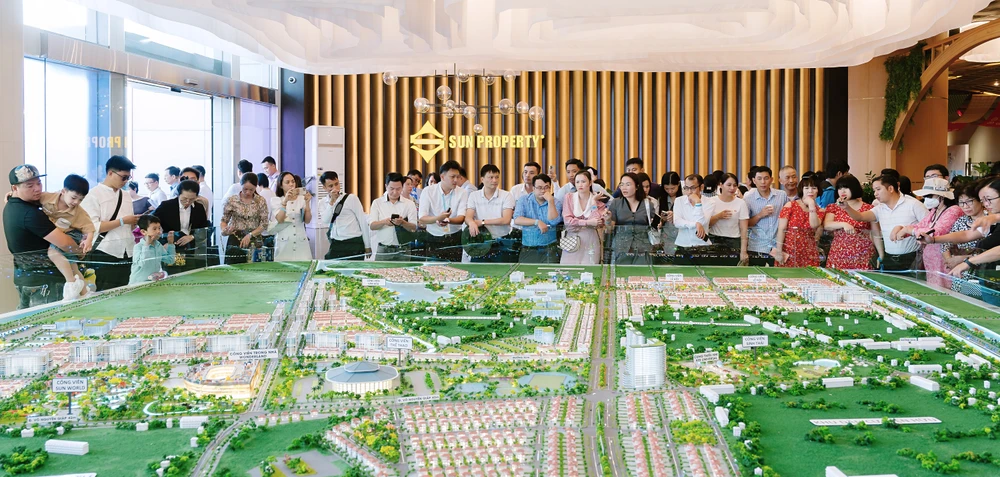 Các nhà đầu tư tham quan sa bàn dự án Các nhà đầu tư tham quan sa bàn dự án.jpg