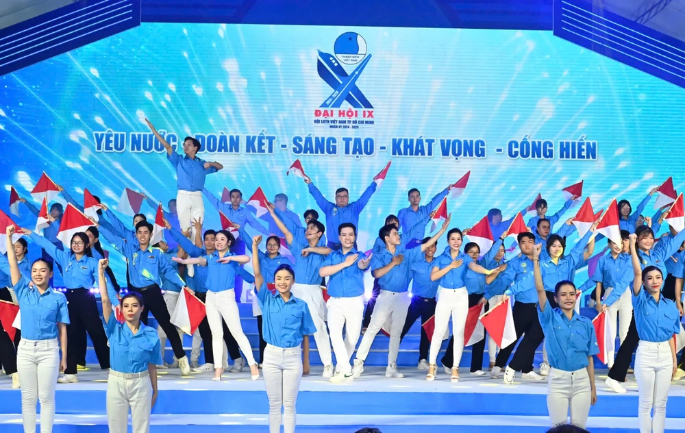 Các đoàn viên, thanh niên biểu diễn nghệ thuật tại đại hội. Ảnh: VIỆT DŨNG z6000811363661_986324c45db97671c8db0d0c5de19e01.jpg