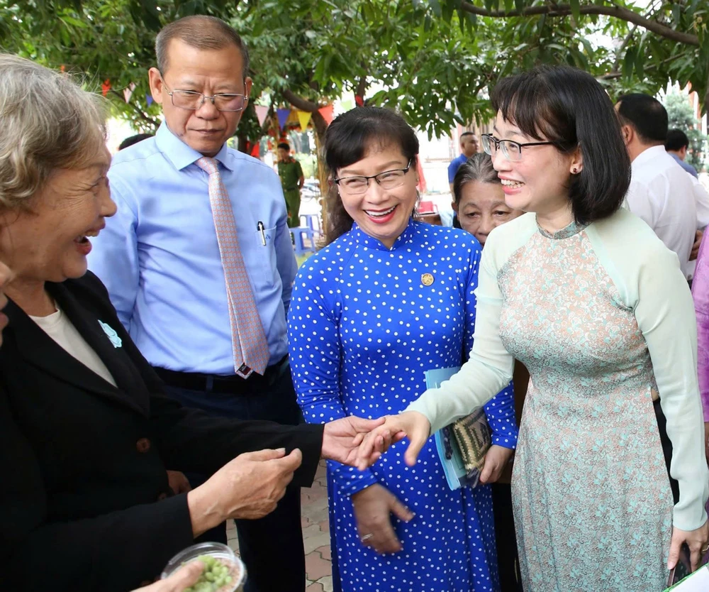 Phó Chủ tịch UBND TPHCM Trần Thị Diệu Thúy (ngoài cùng bên phải) thăm hỏi người dân tại Ngày hội Đại đoàn kết toàn dân tộc ở khu phố 12, phường 13, quận Bình Thạnh, TPHCM