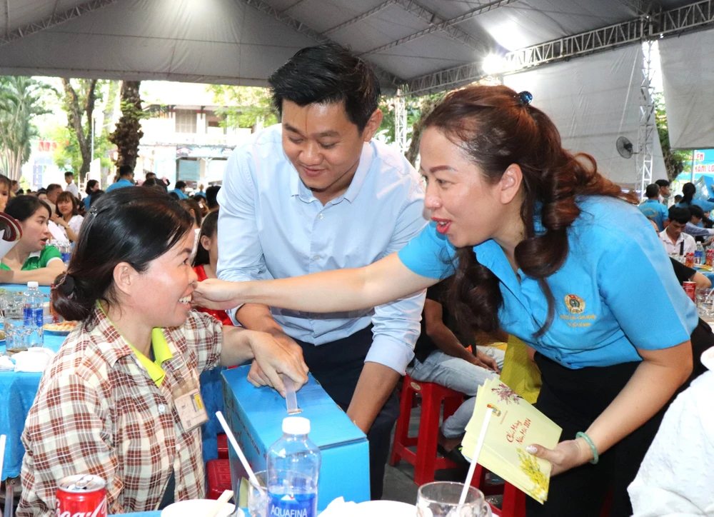 Công nhân lao động trong niềm vui dự chương trình "Tết sum vầy" do tổ chức Công đoàn TPHCM tổ chức năm 2024. Ảnh minh họa